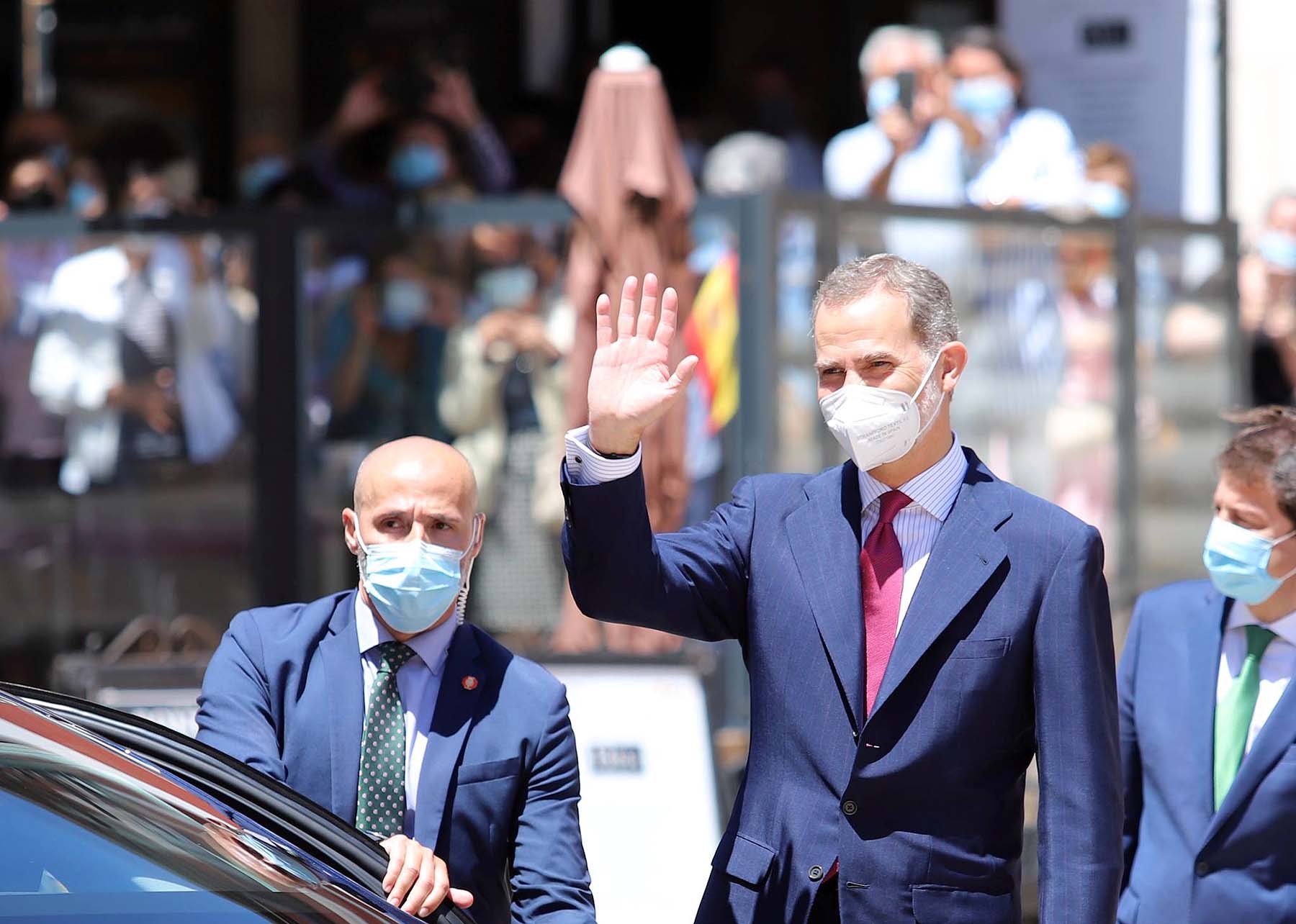 Centenares de burgaleses se concentran a las faldas de la Catedral en el primer día de la muestra en la ciudad