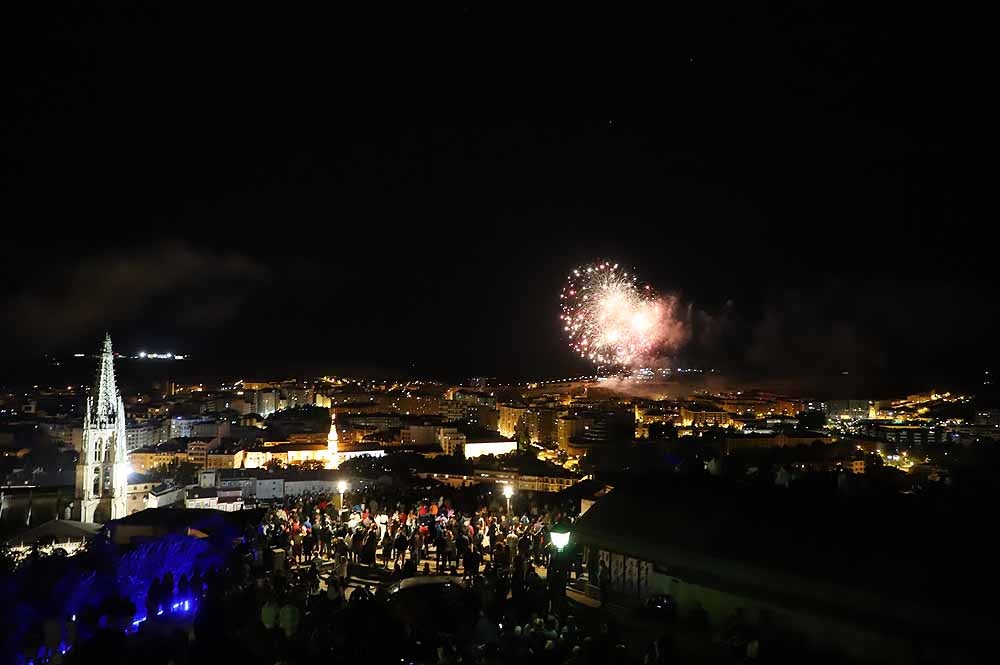 Fotos: Burgos disfruta de los fuegos artificiales en los Sampedros de 2021