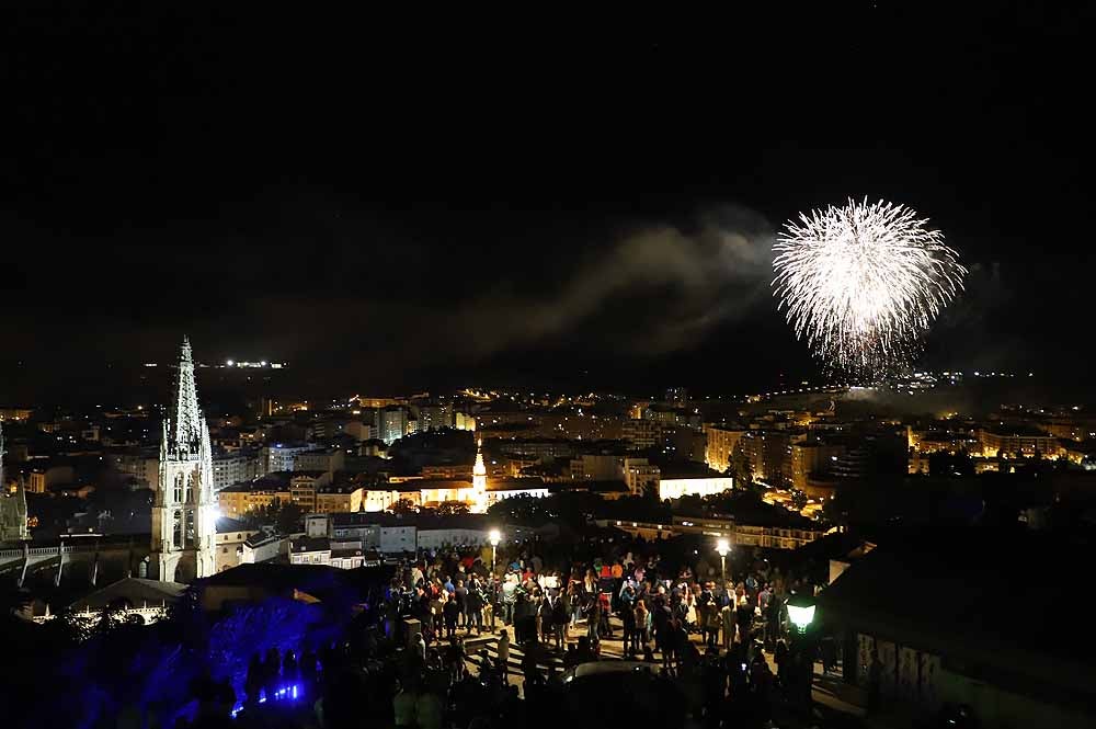 Fotos: Burgos disfruta de los fuegos artificiales en los Sampedros de 2021