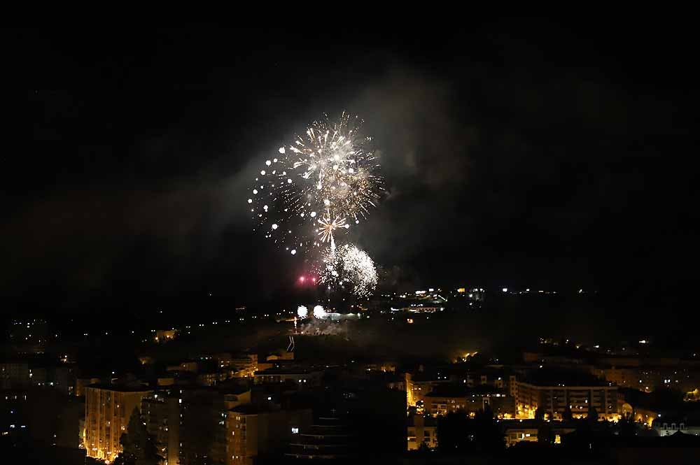 Fotos: Burgos disfruta de los fuegos artificiales en los Sampedros de 2021