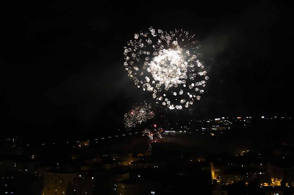 Fotos: Burgos disfruta de los fuegos artificiales en los Sampedros de 2021