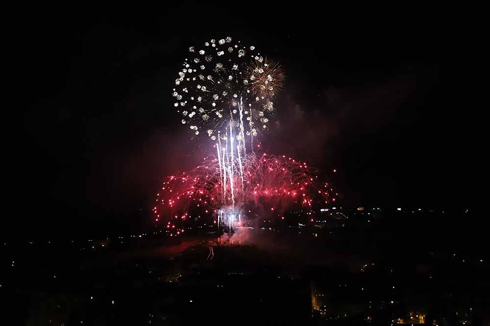 Fotos: Burgos disfruta de los fuegos artificiales en los Sampedros de 2021