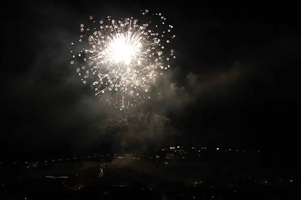 Fotos: Burgos disfruta de los fuegos artificiales en los Sampedros de 2021