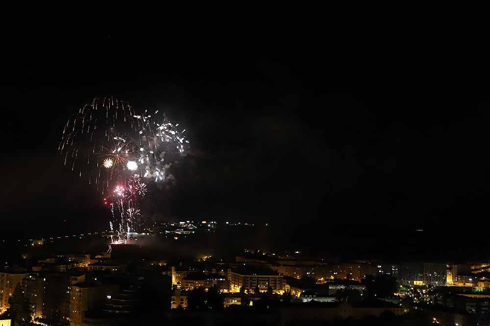 Fotos: Burgos disfruta de los fuegos artificiales en los Sampedros de 2021