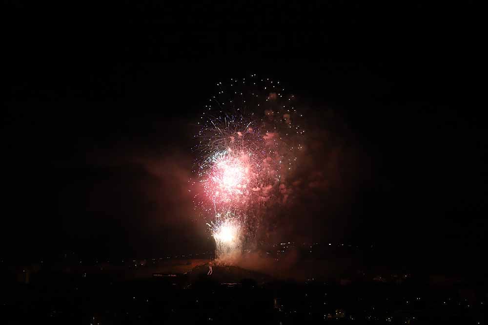 Fotos: Burgos disfruta de los fuegos artificiales en los Sampedros de 2021