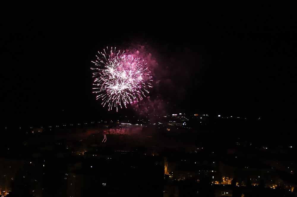 Fotos: Burgos disfruta de los fuegos artificiales en los Sampedros de 2021