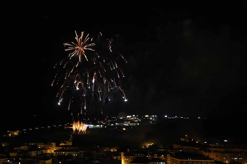 Fotos: Burgos disfruta de los fuegos artificiales en los Sampedros de 2021