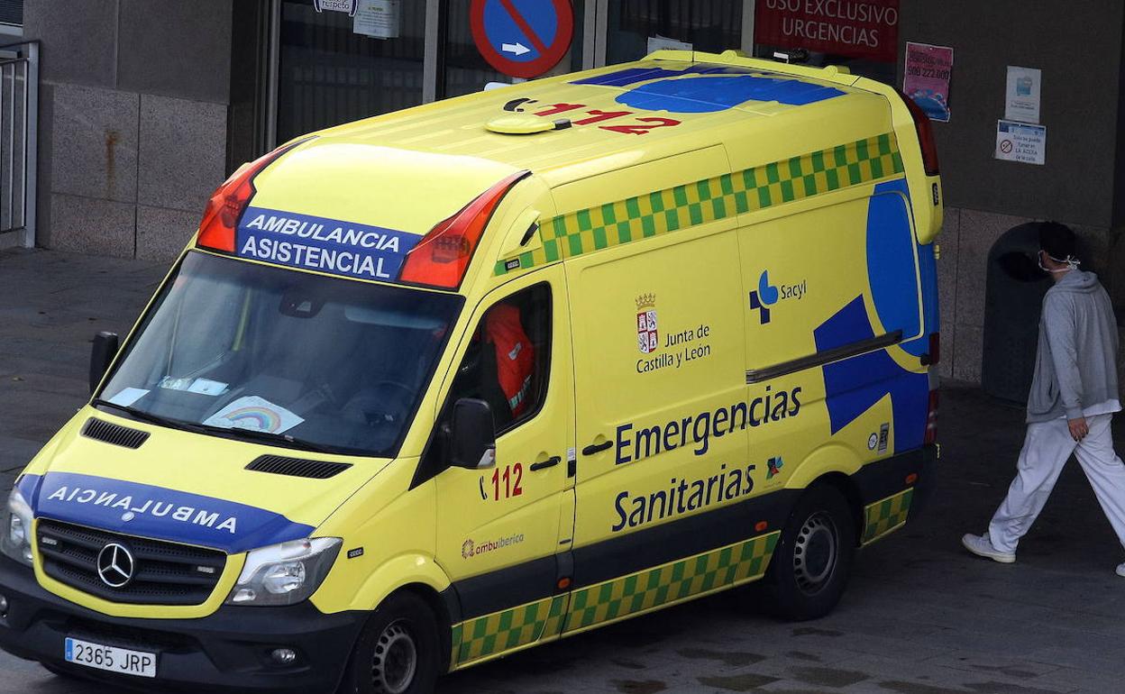 Una ambulancia del 112 en el entorno del hospital de Segovia. 