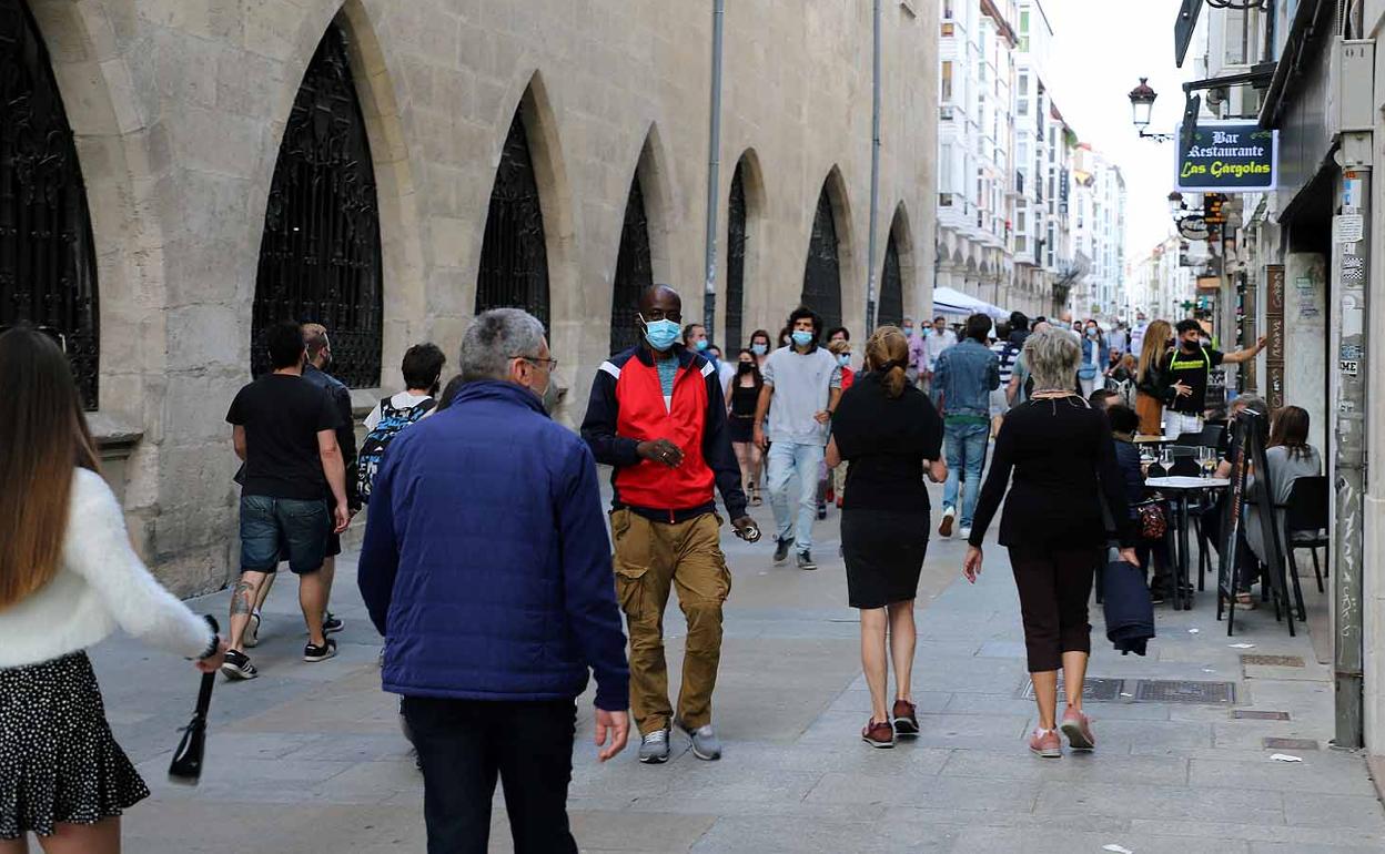 Varias personas pasean por el centro de la capital burgalesa el día de Curpillos.