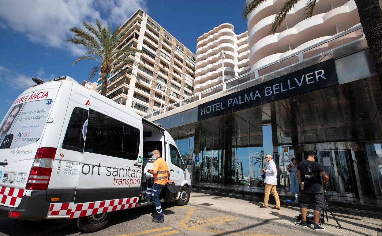 En Mallorca, los jóvenes contagiados permanecen aislados en el hotel.