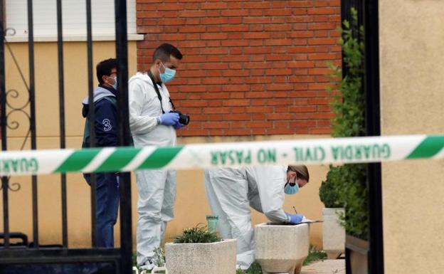 Agentes de la Policía Científica en el lugar del suceso.