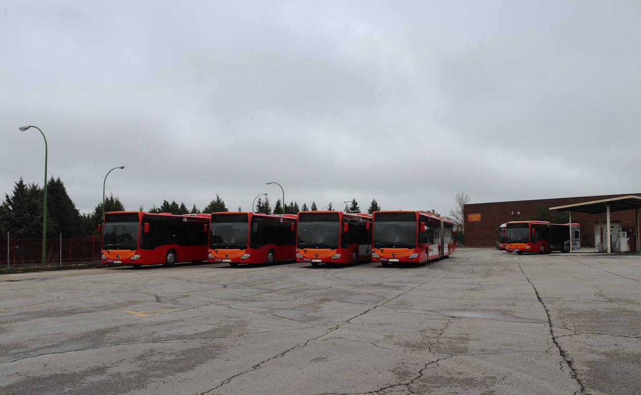 Autobuses en las cocheras muncipales.