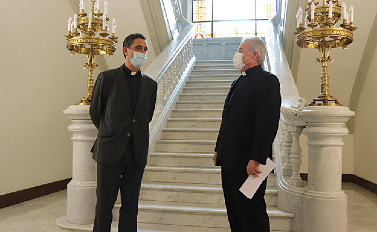 El futuro obispo de Mondoñedo-Ferrol,el burgalés Fernando García Cadiñanos, junto con el actual obispo de Burgos, Mario Iceta. 