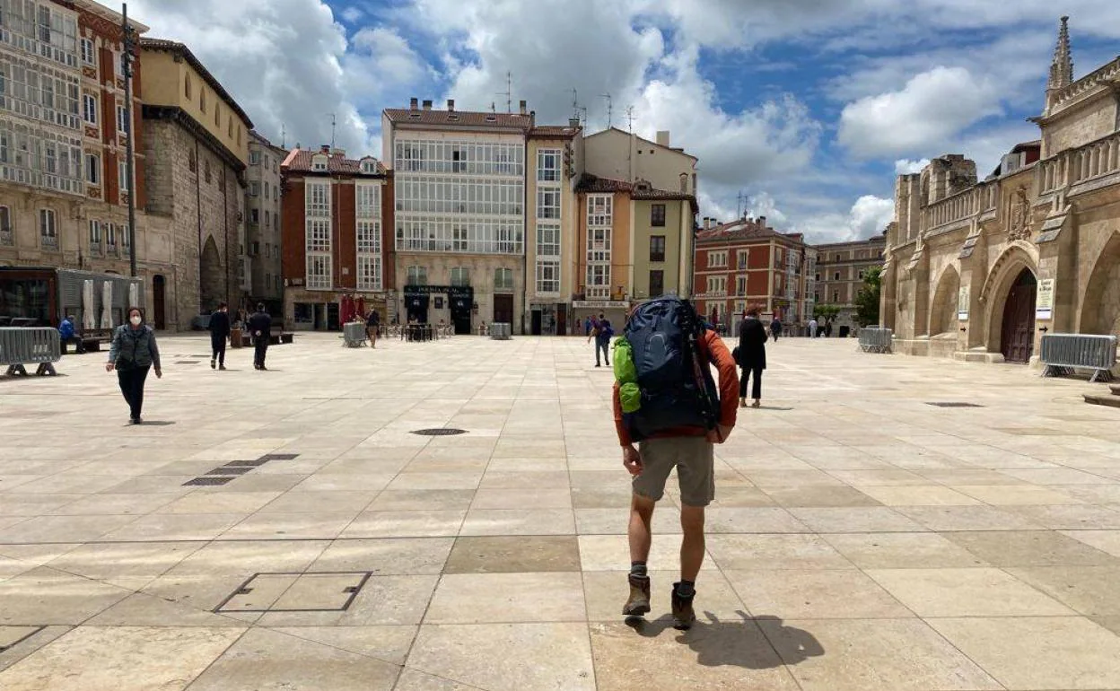 Un peregrino camina a las faldas de la Catedral de Burgos.