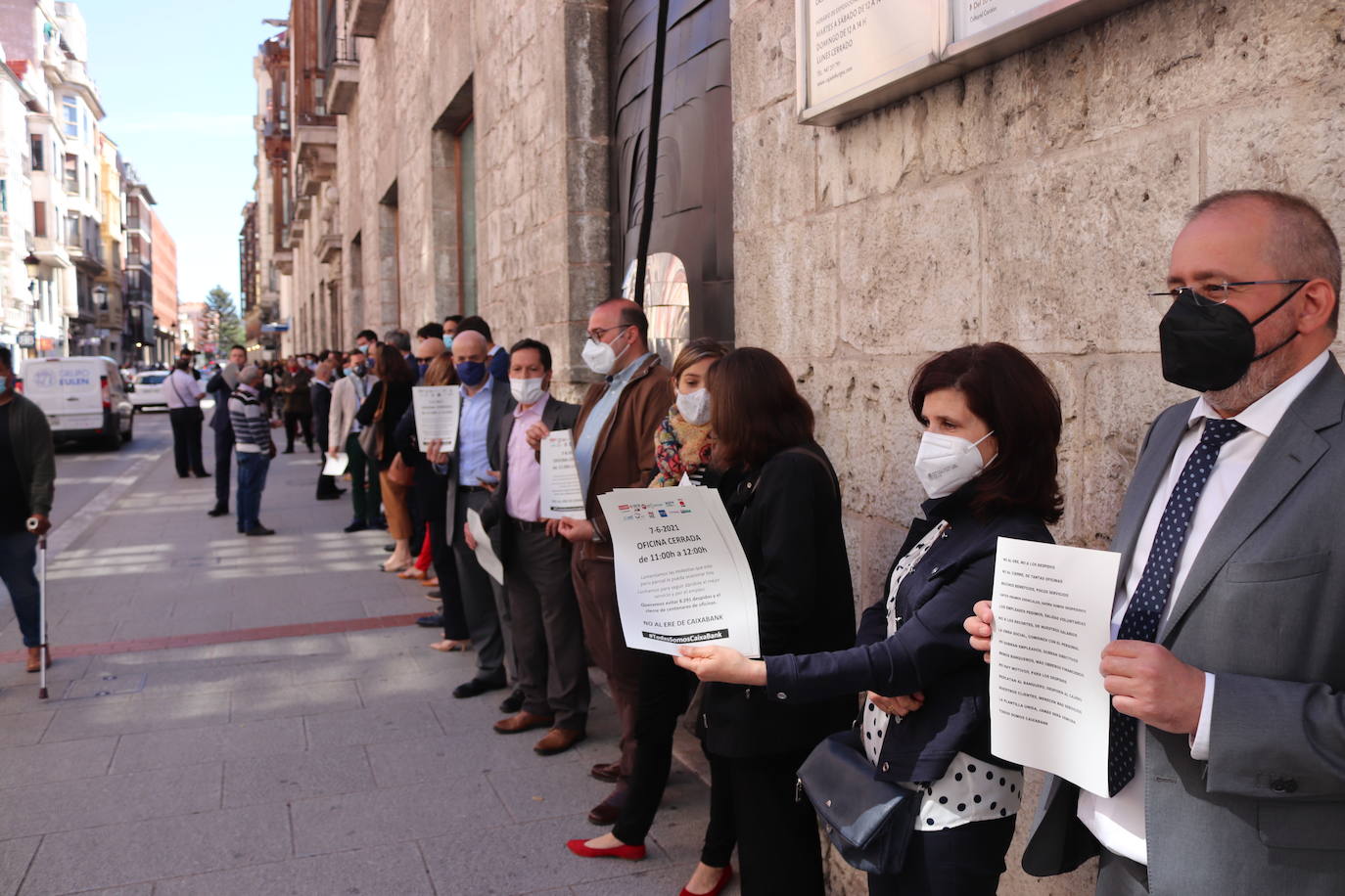 Trabajadores de CaixaBank en una concentración en Burgos durante el mes de junio.