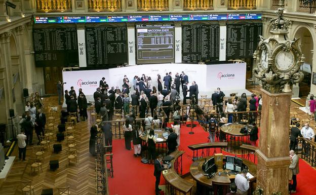 Interior de la Bolsa de Madrid durante el estreno de Acciona Energía el jueves. 