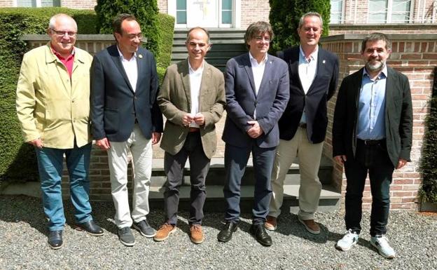 Puigdemont recibe a los presos indultados en Waterloo (Bélgica). 