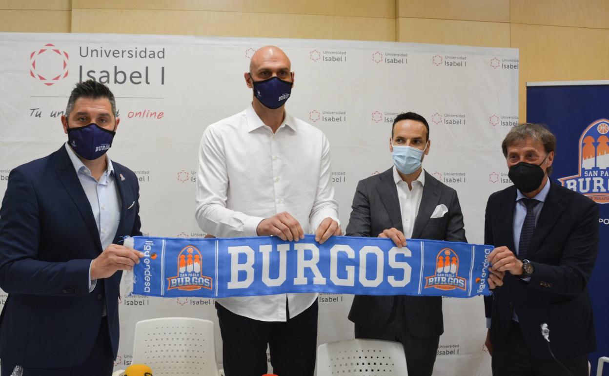 Sancho, junto a Albano Martínez, Alberto Gómez Barahona y Zan Tabak durante la presentación del técnico croata. 