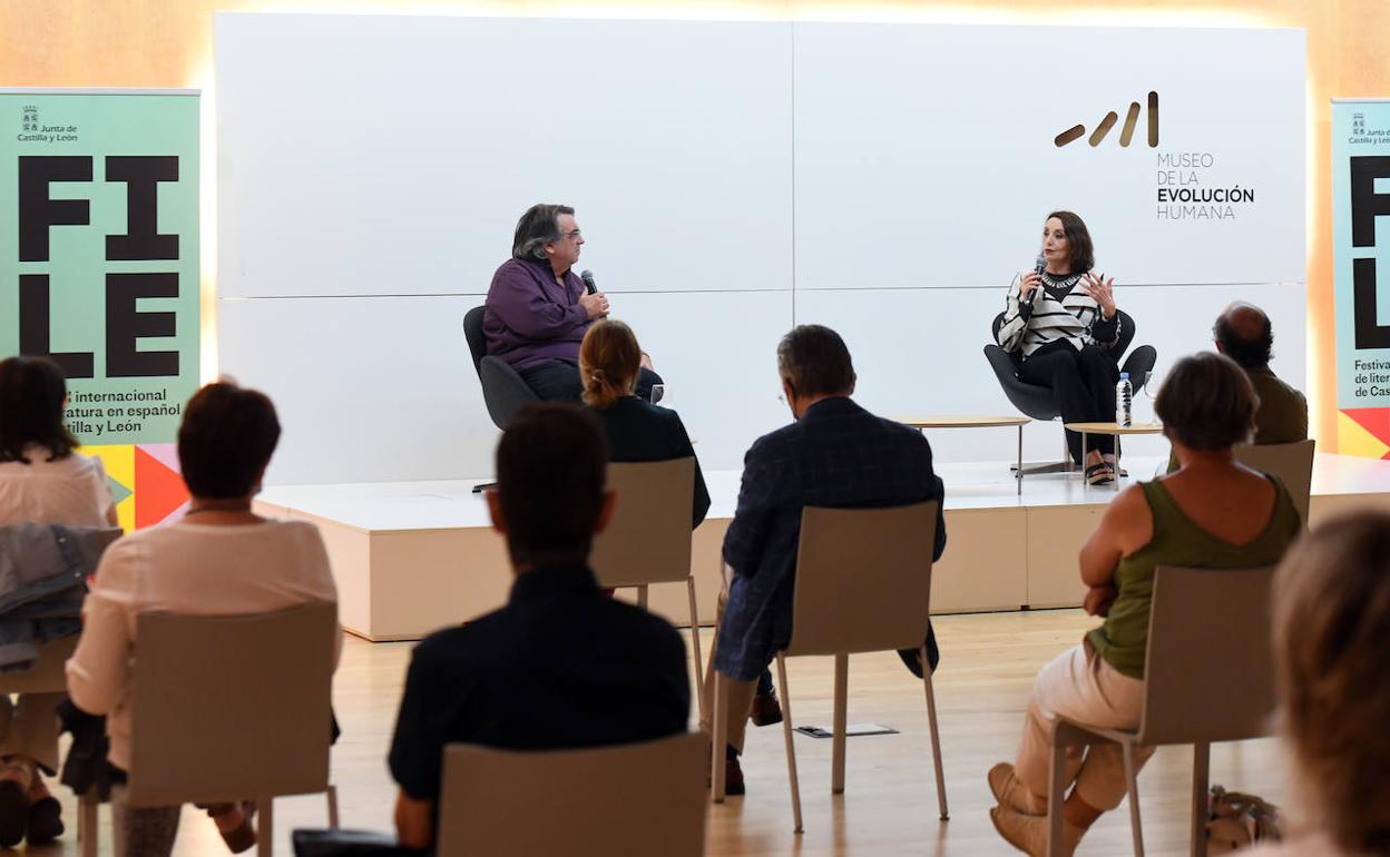 Jesús Ruiz Matilla y Luz Casal, en el Museo de la Evolución Humana.