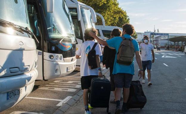 Los estudiantes negativos en covid abandonan hotel de Palma rumbo a València. 