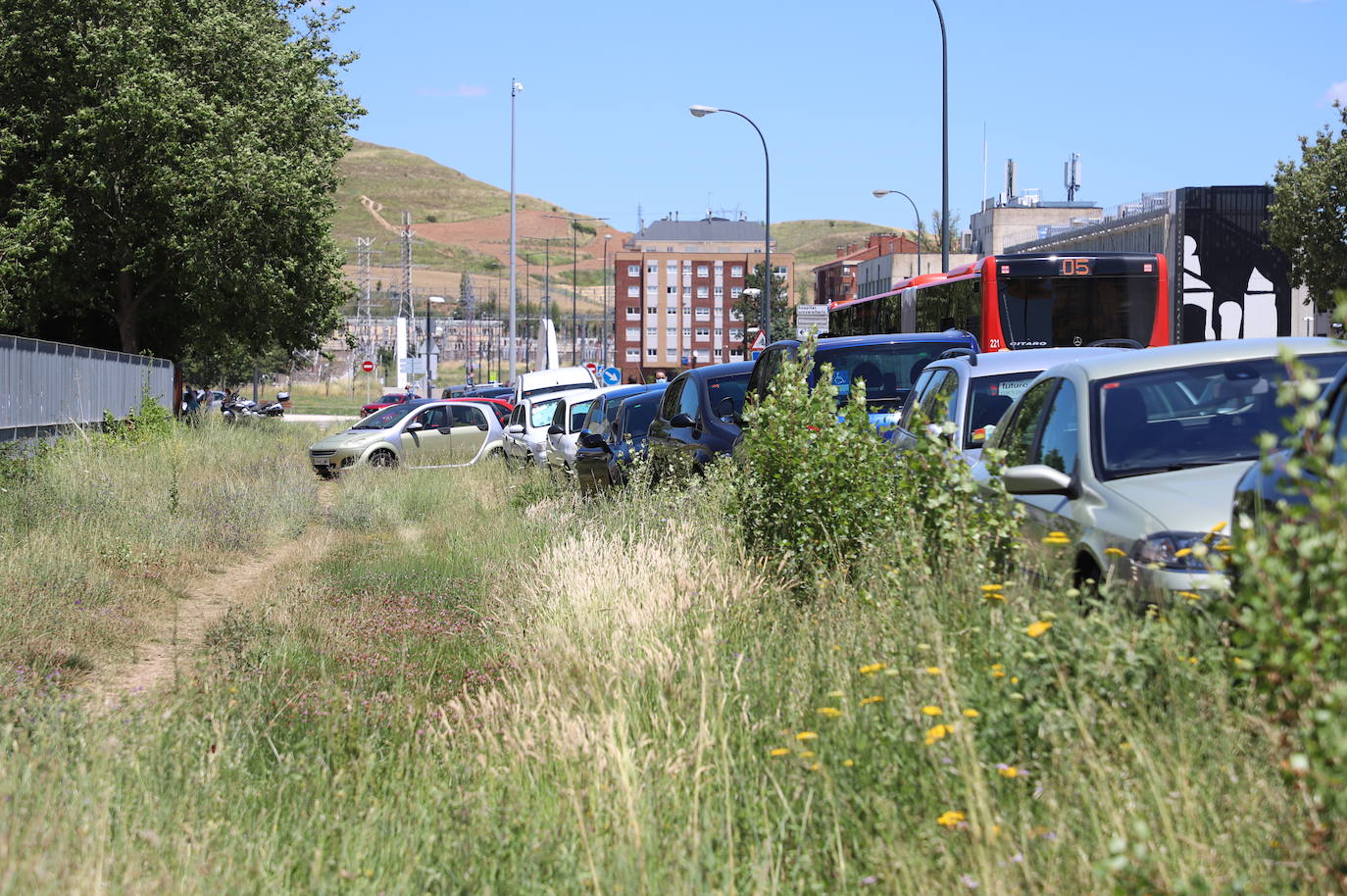 Los aledaños del polideportivo de la UBU se han convertido en un nuevo parking para acudir a la vacunación.