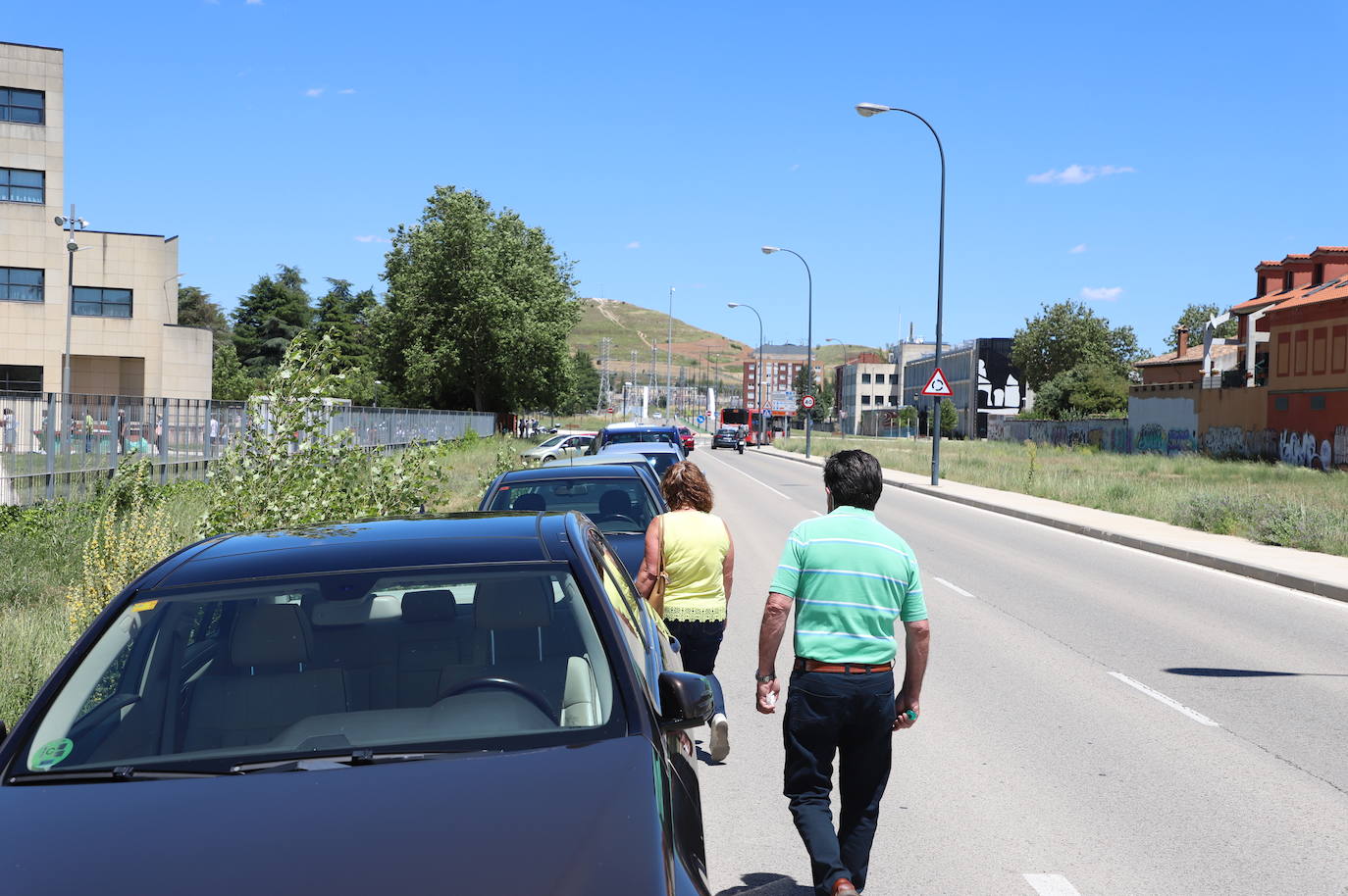 Los aledaños del polideportivo de la UBU se han convertido en un nuevo parking para acudir a la vacunación.