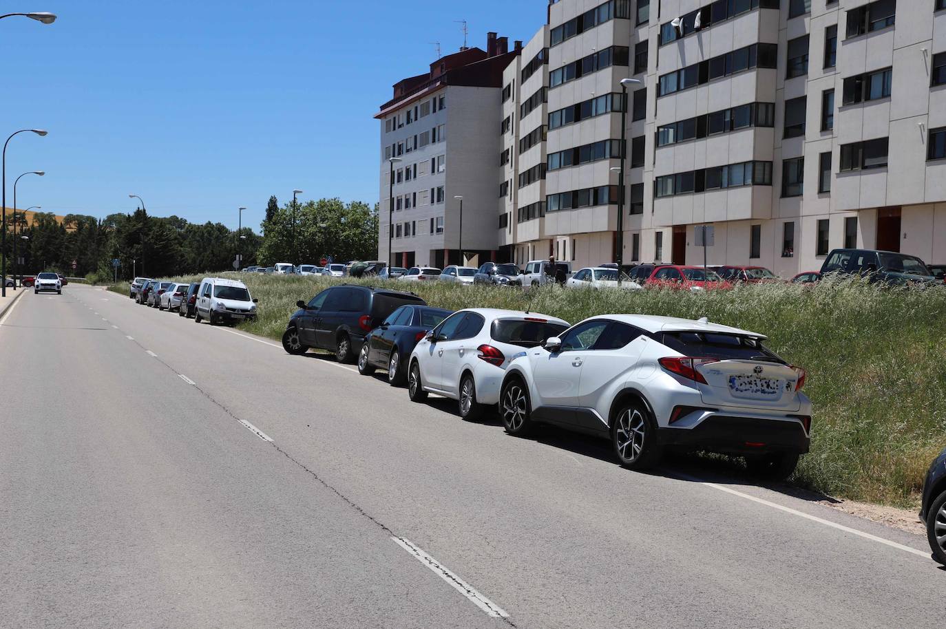 Los aledaños del polideportivo de la UBU se han convertido en un nuevo parking para acudir a la vacunación.