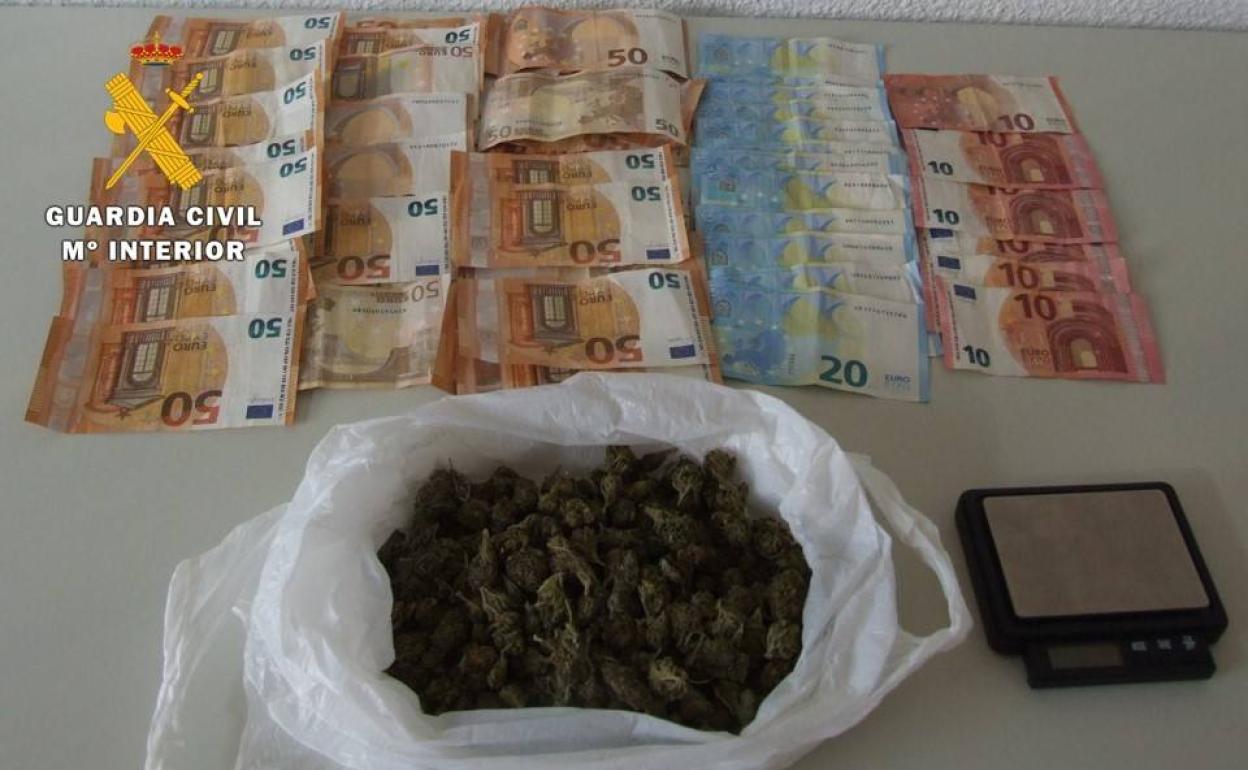 Marihuana y dinero aprehendidos en la operación.