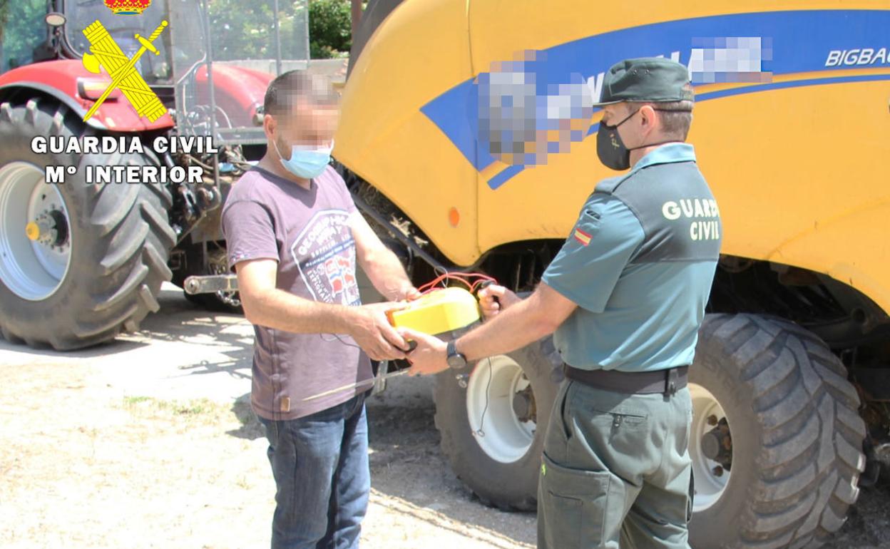 Un agente de la Guardia Civil entrega el pastor eléctrico al propietario.