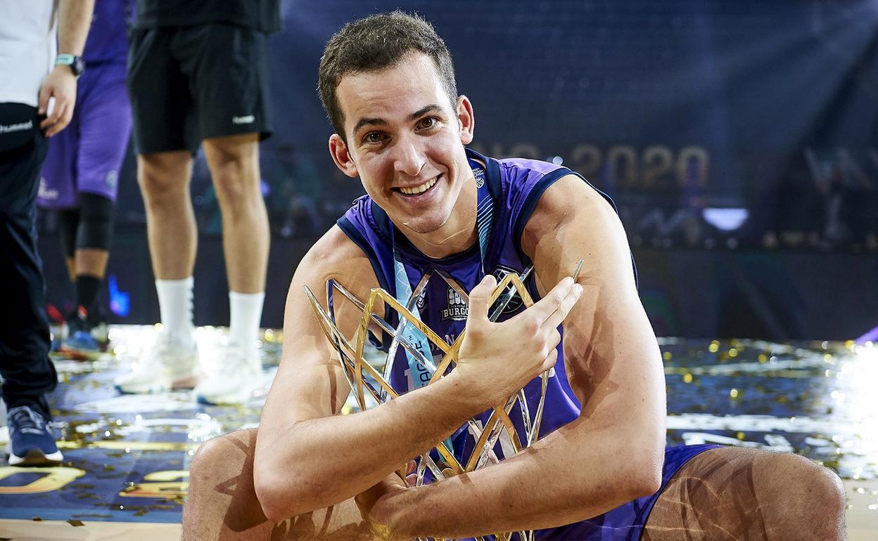 Miquel Salvó posando con el trofeo de la Basketball Champions League. 
