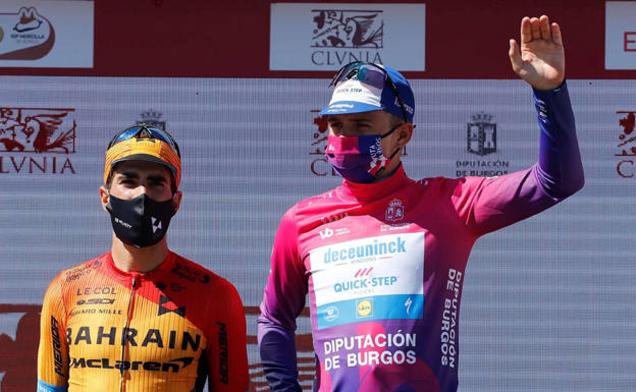 El belga Remco Evenepoel ganador de la 42ª Vuelta a Burgos tras la subida a las Lagunas de Neila en 2020. A la izquierda Miker Landa. 