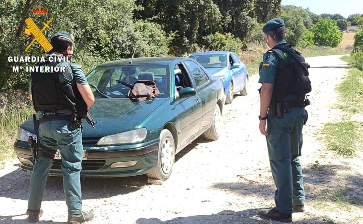 Efectivos de la Guardia Civil custodian el vehículo ene l que huyó el detenido. 