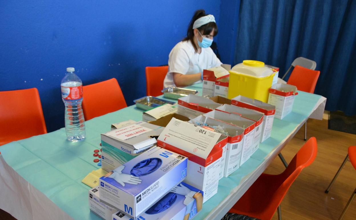 Una sanitaria maneja dosis de la vacuna frente a la covid-19. 