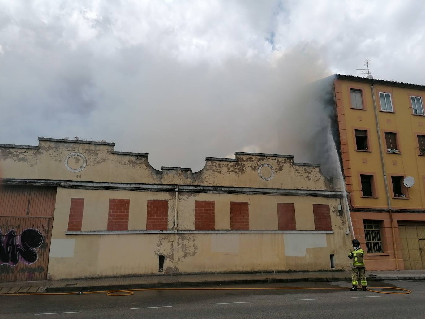 Fotos: El incendio en un solar permite descubrir droga y salvar a varios galgos enjaulados