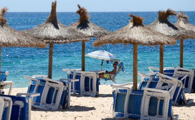 Pocos turistas en una playa de Mallorca.