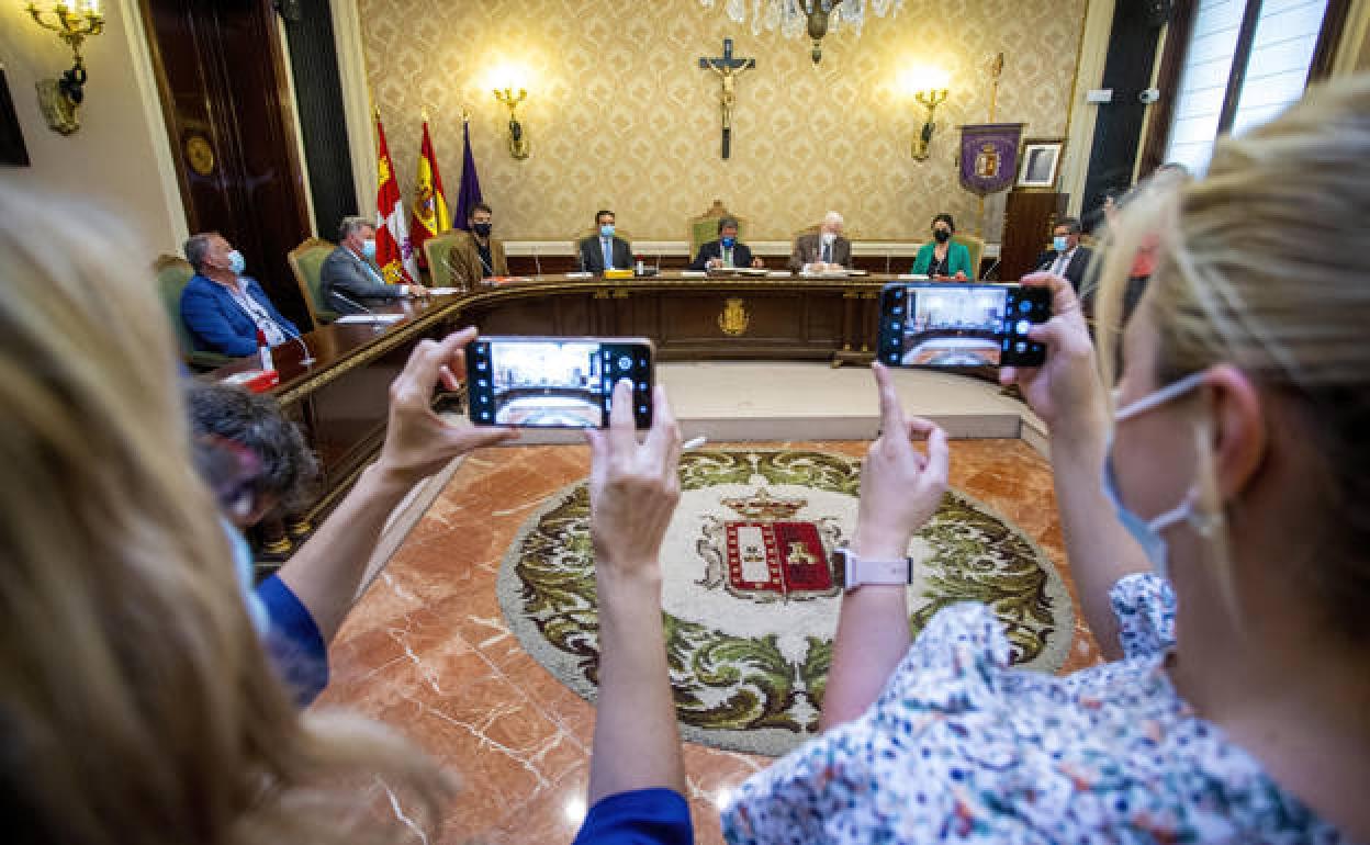 Acto de presentación de las exposiciones. 