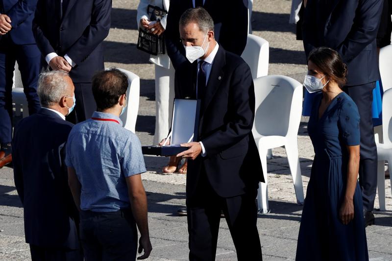 El rey Felipe VI y la reina Letizia, entregan una de las cuatro Grandes Cruces de la Orden del Mérito Civil, en representación de todas y todos los sanitarios homenajeados