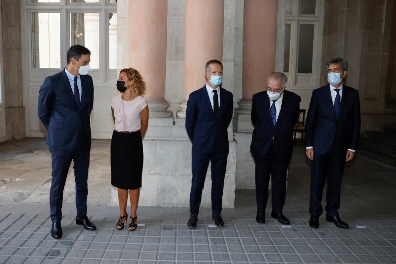 El presidente del Gobierno, Pedro Sánchez; los presidentes del Congreso, Meritxell Batet; del Senado, Ander Gil y los presideentes del Tribunal Constitucional, Juan José González Rivas,y del Consejo General del Poder Judicial (CGPJ), Carlos Lesmes, de izda a dcha