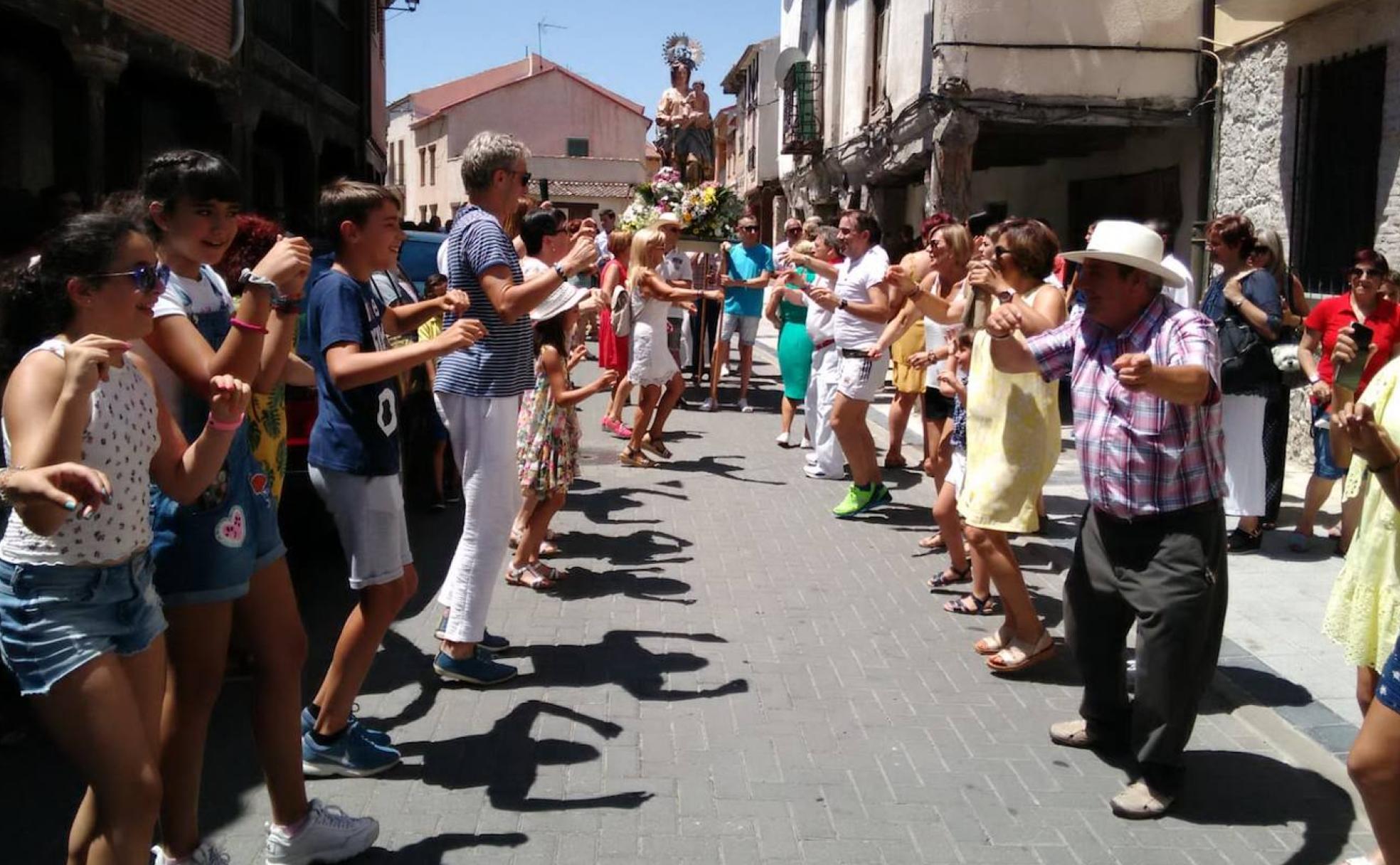 Los vecinos de Traspinedo bailan jotas en honor a Santa Isabel.