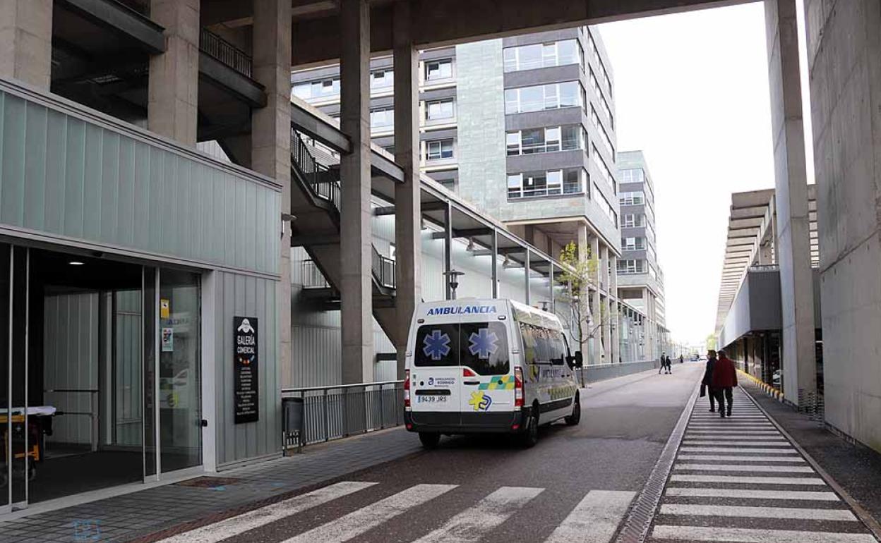 Una ambulancia en la entrada trasera del Hospital Universitario de Burgos (HUBU) 