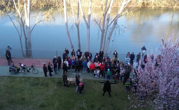 Un grupo de personas disfruta del paseo de la Poesía de Tudela de Duero.