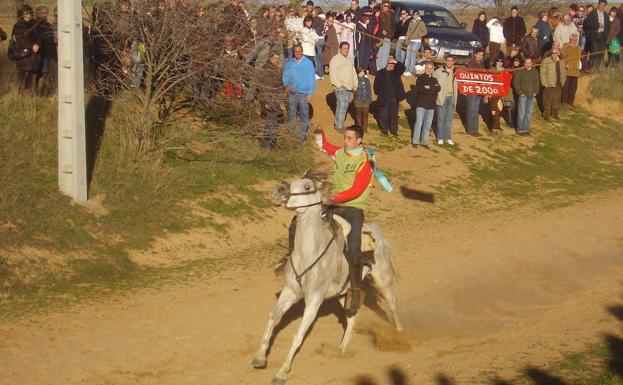 Carrera de cintas durante la celebración de la fiesta de los quintos en carnaval.