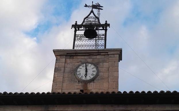 Torre del antiguo reloj del Ayuntamiento, que conserva su sonido original después de ser reparado con fondos municipales.