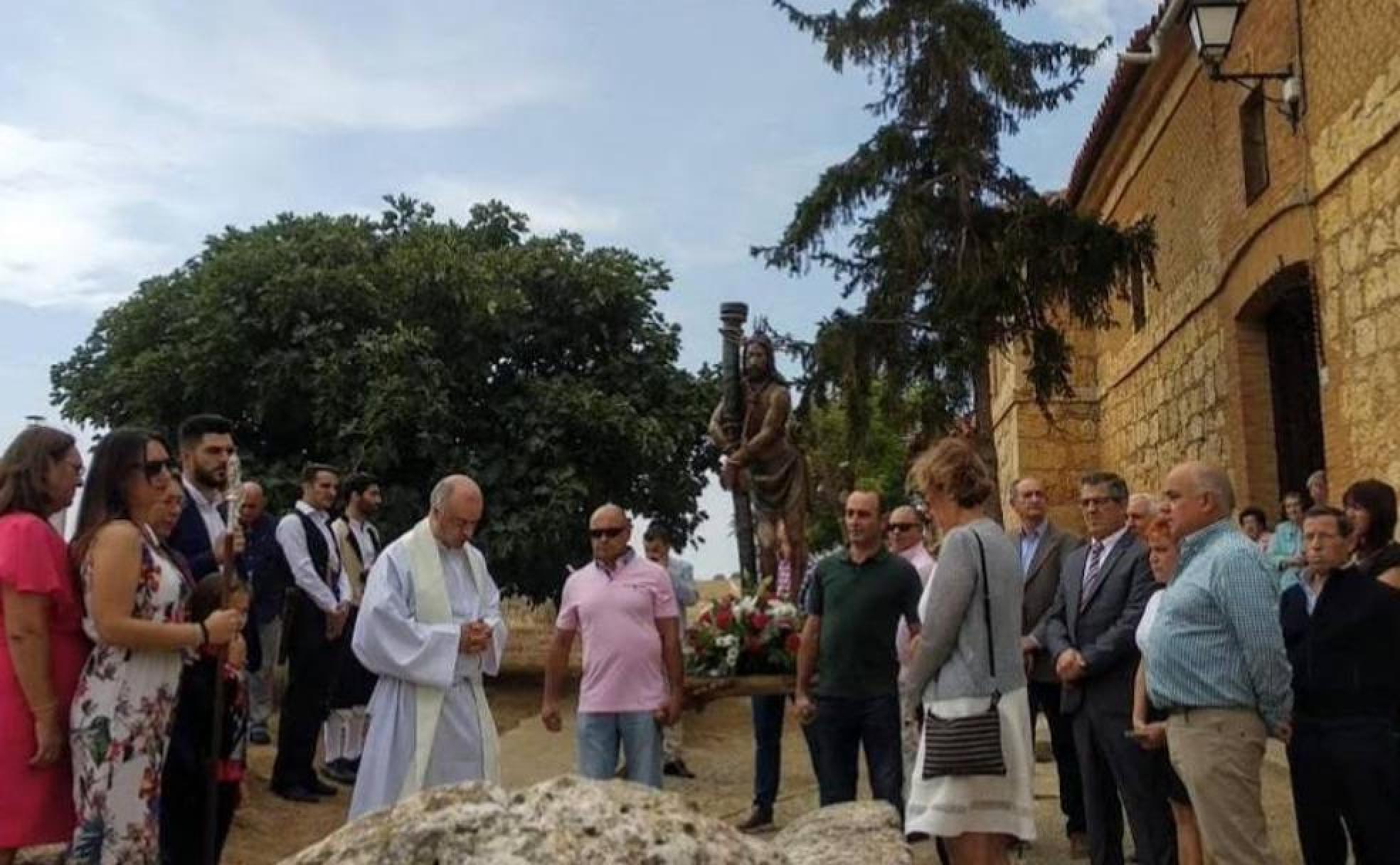 Los villafradeños se reúnen a los pies de la iglesia en las fechas más señaladas.