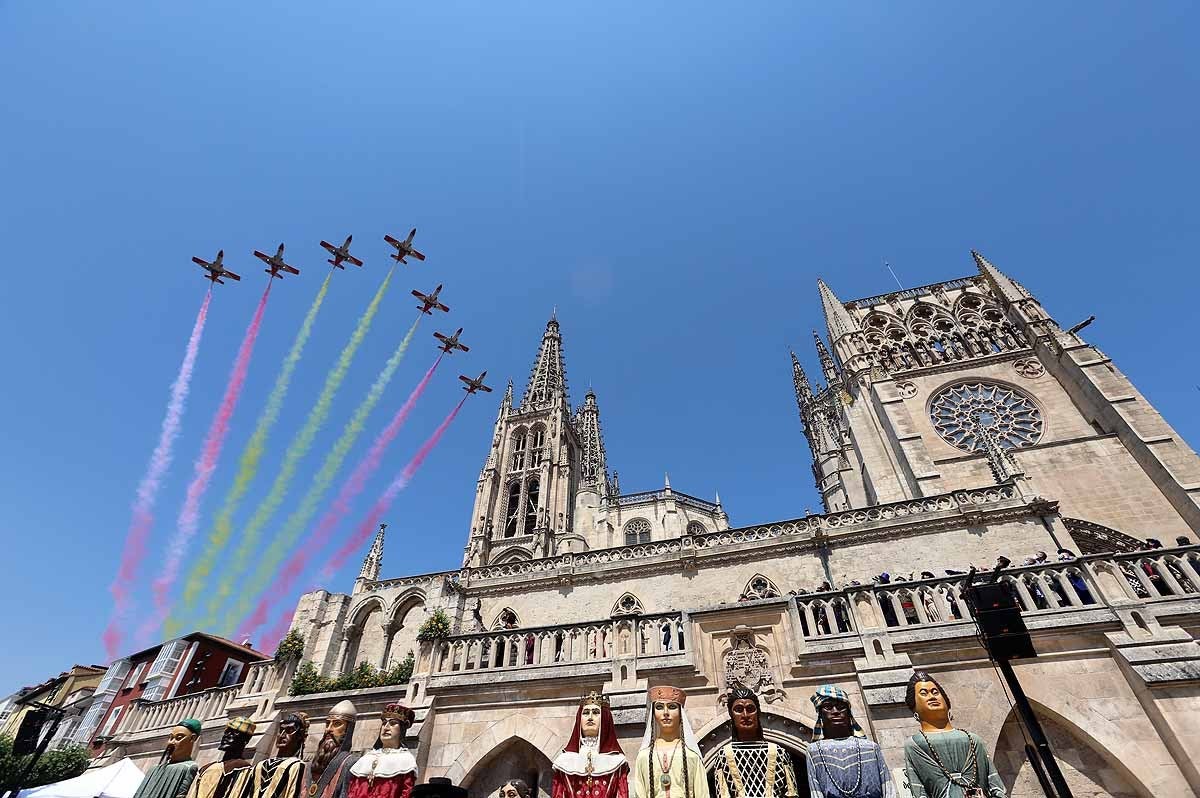 Fotos: Vuelos acrobáticos de la Patrulla Águila para felicitar a la Catedral