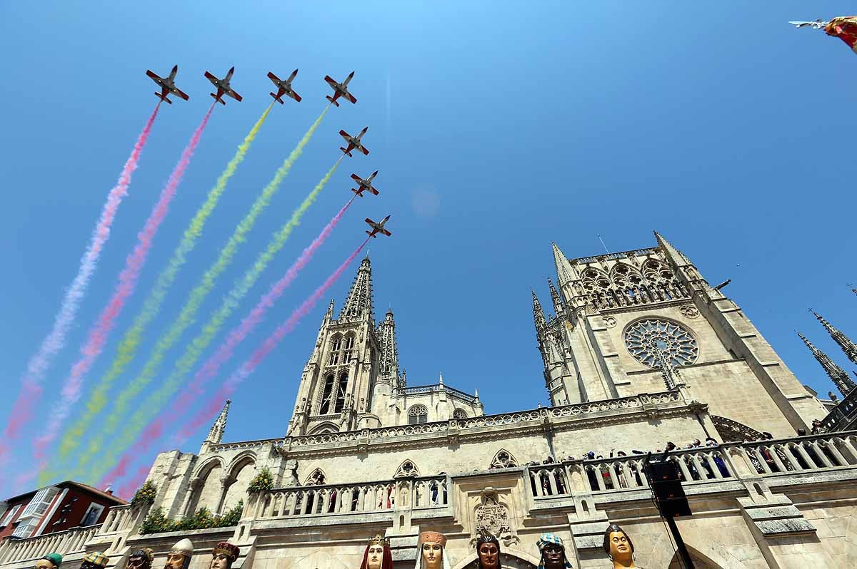 Fotos: Vuelos acrobáticos de la Patrulla Águila para felicitar a la Catedral