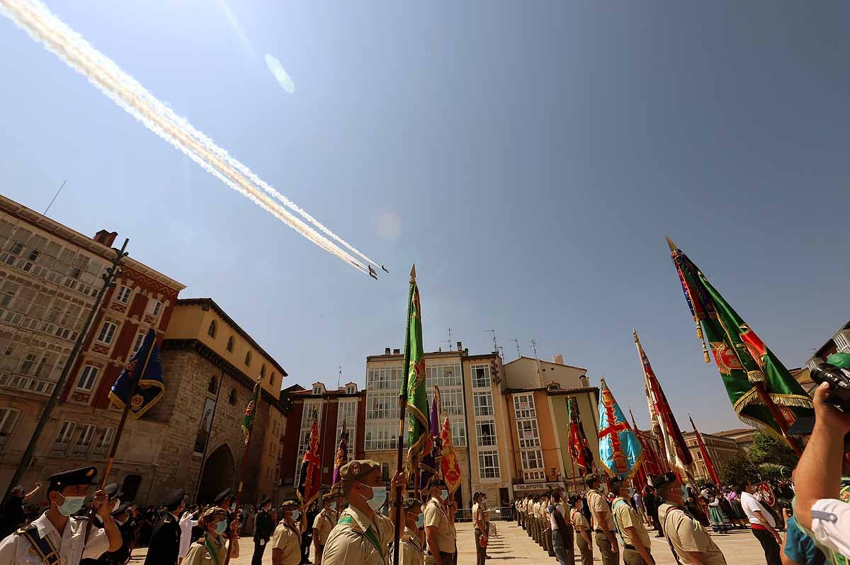 Fotos: Vuelos acrobáticos de la Patrulla Águila para felicitar a la Catedral