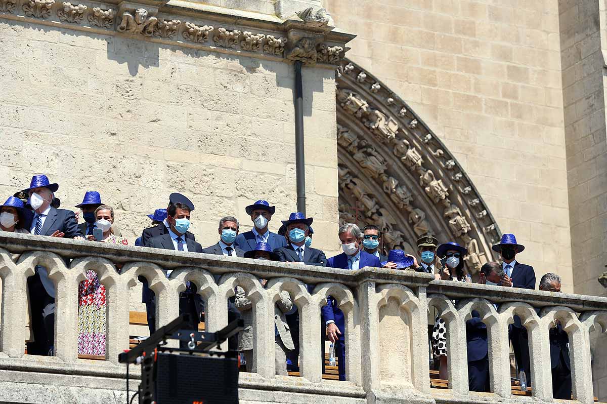 Fotos: En honor de la Catedral, danzan los Gigantillos, suena el himno