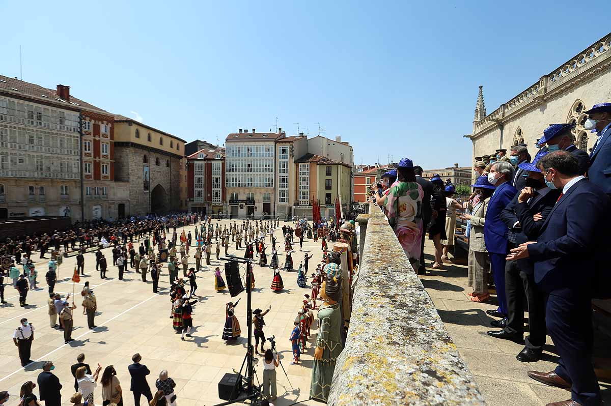 Fotos: En honor de la Catedral, danzan los Gigantillos, suena el himno