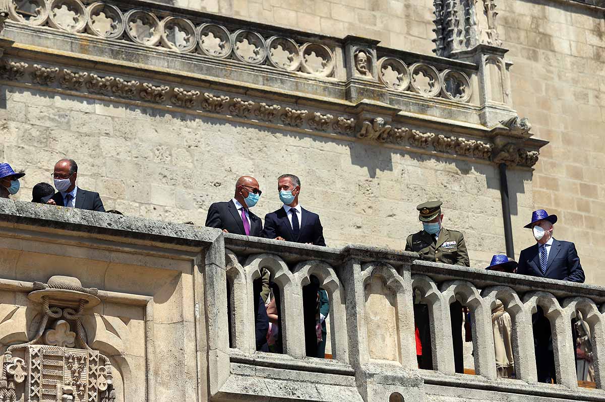 Fotos: En honor de la Catedral, danzan los Gigantillos, suena el himno